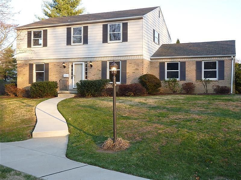 Curved sidewalk, yard light