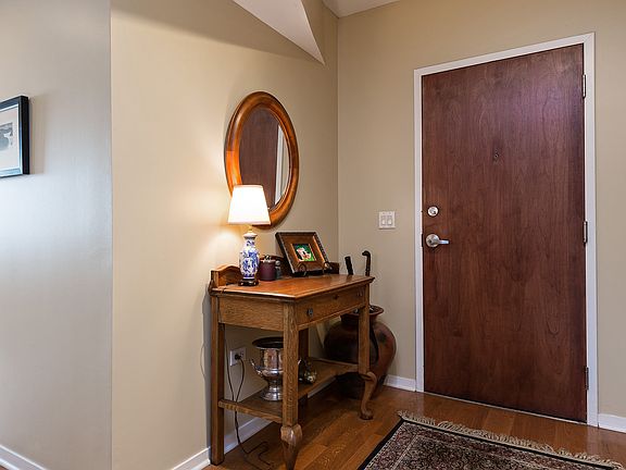 2nd image of 1100 W Montrose Ave APT 508
