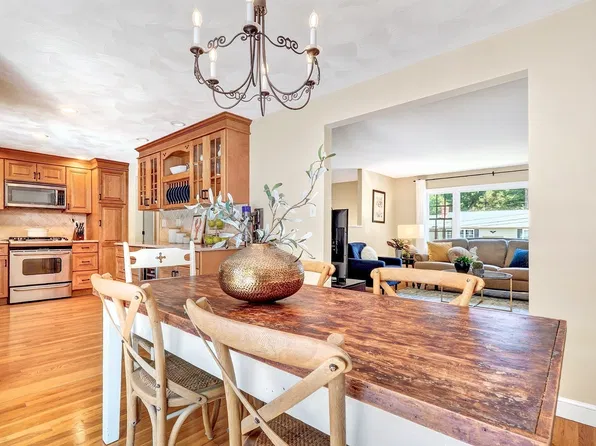 2 Town Line Rd, Burlington, MA 01803