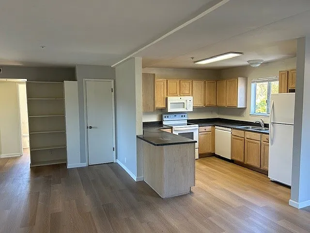 308 River St #D27 — Photo 4