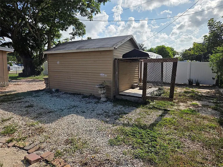 289 NE 45th Ct — Photo 14