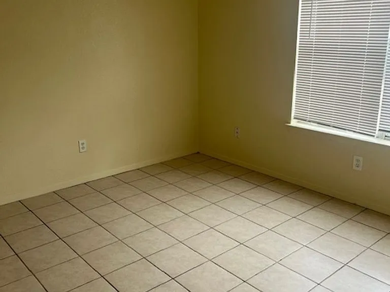 2204 Katy Ln — Photo 10