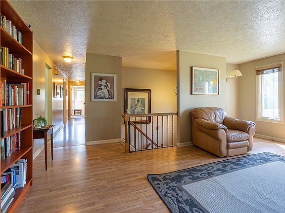 4th image of 207 Manor Ct
