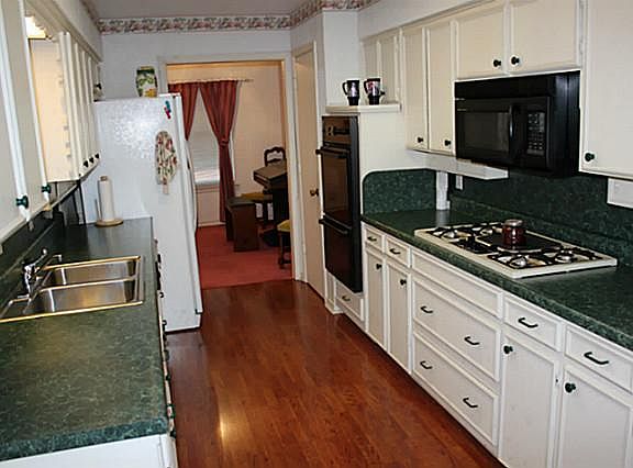3rd image of 1161 Grove Dr
