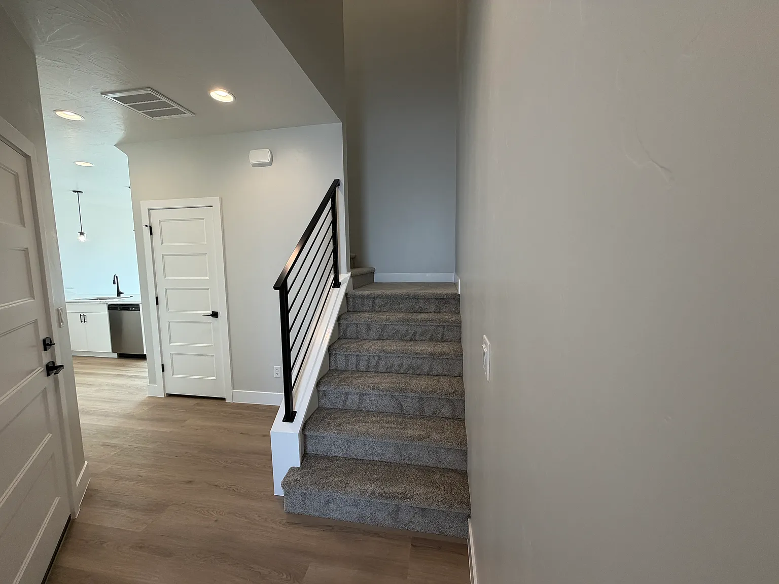 3 bed, 2.5 bath, 1596 sqft, $2,200 — Photo 2