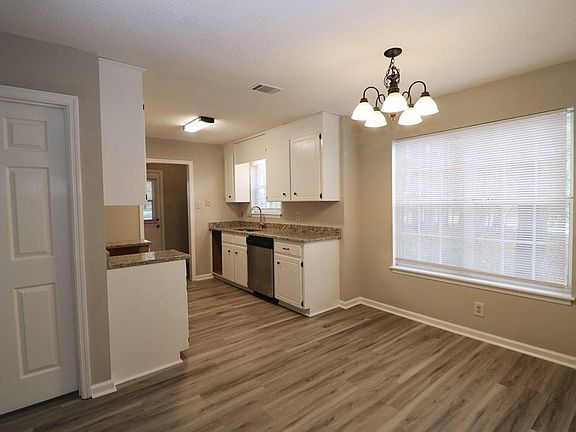 3rd image of 102 Abbey Ct