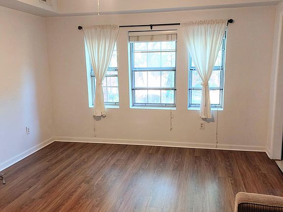 4th image of 1721 N Queens Ln APT 105