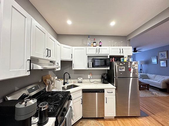 4th image of 629 W Cornelia Ave Unit S4