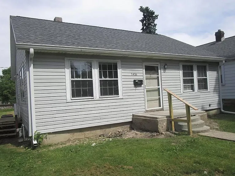 1416 S Pershing Dr — Photo 1