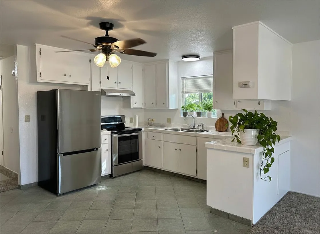 3 bed, 1200 sqft, $2,000 — Photo 3