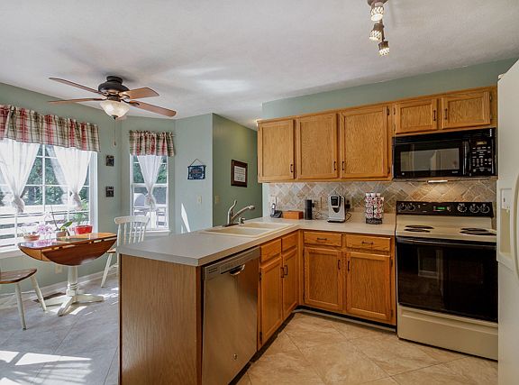 Kitchen with eat in area