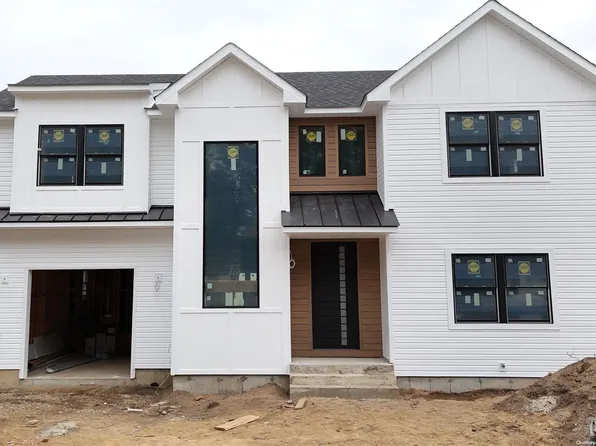 31 Palm Lane, Westbury, NY 11590