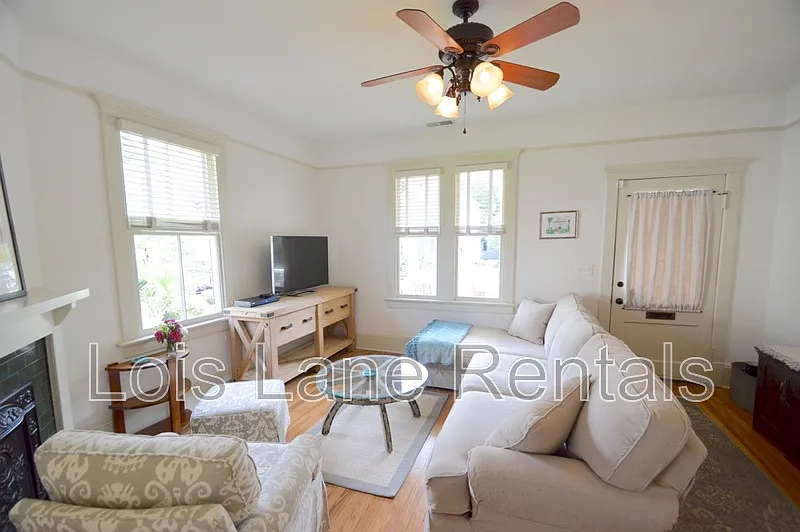 2 bed, 2.0 bath, 1201 sqft, $4,200 — Photo 3