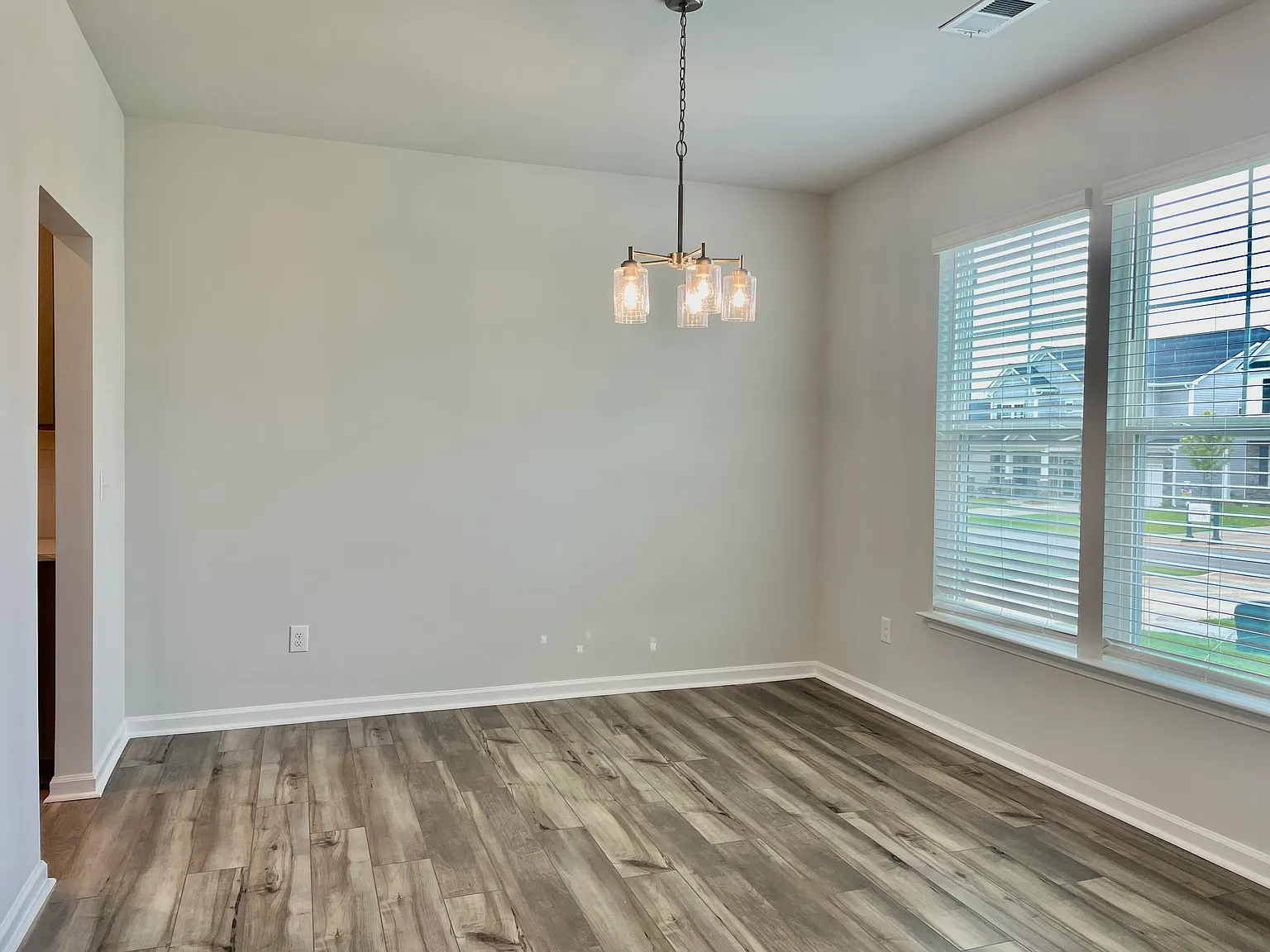 5 bed, 3.5 bath, 3200 sqft, $3,000 — Photo 4