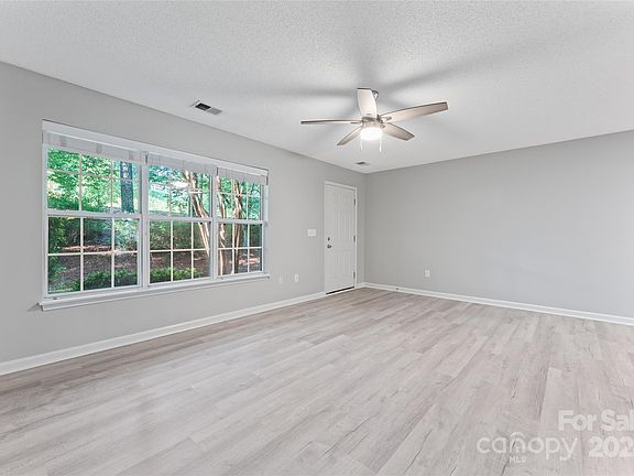 5th image of 612 Emerald Cove Dr