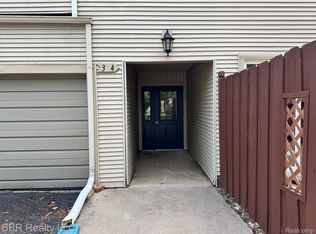 8337 Colony Dr APT 4, Grosse Ile, MI 48138