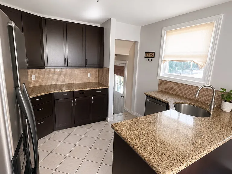 1423 N Altadena Ave — Photo 4