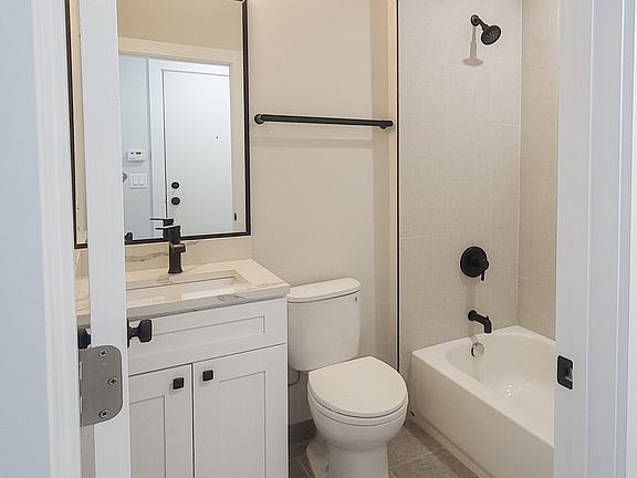 4th image of 2020.5 W Montrose Ave #2B