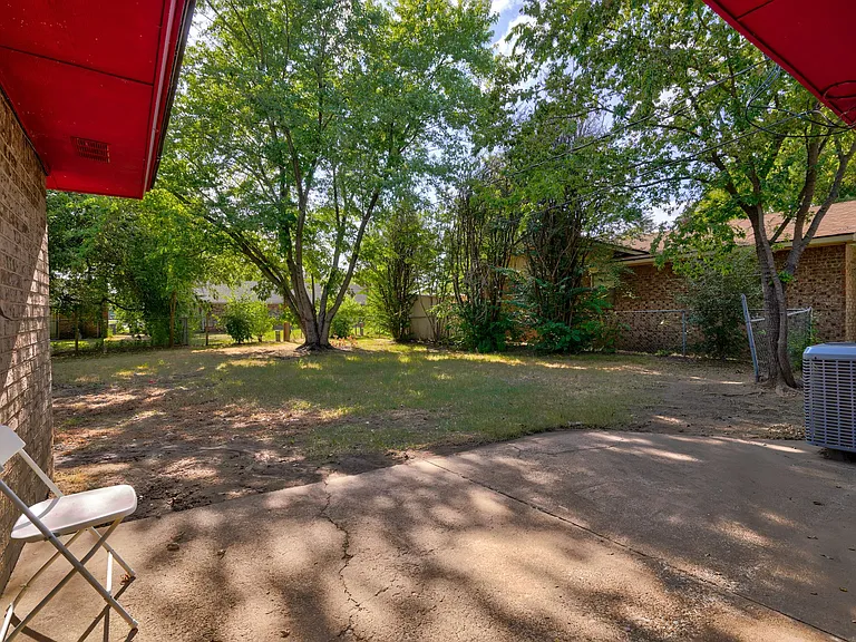 2220 Louise Ln — Photo 16