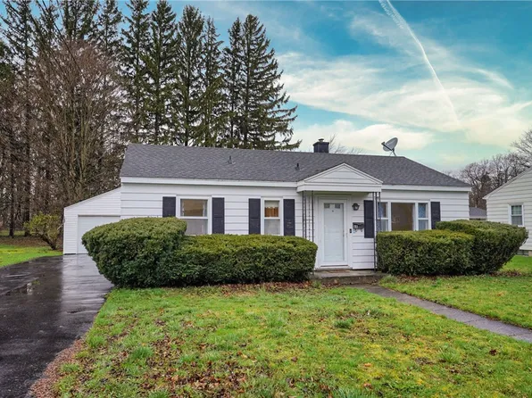 68 Gilbert St, Le Roy, NY 14482