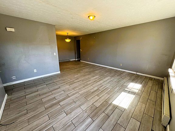 5th image of 132 Earl Ave
