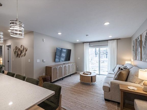 5th image of 602 E 8th St #116