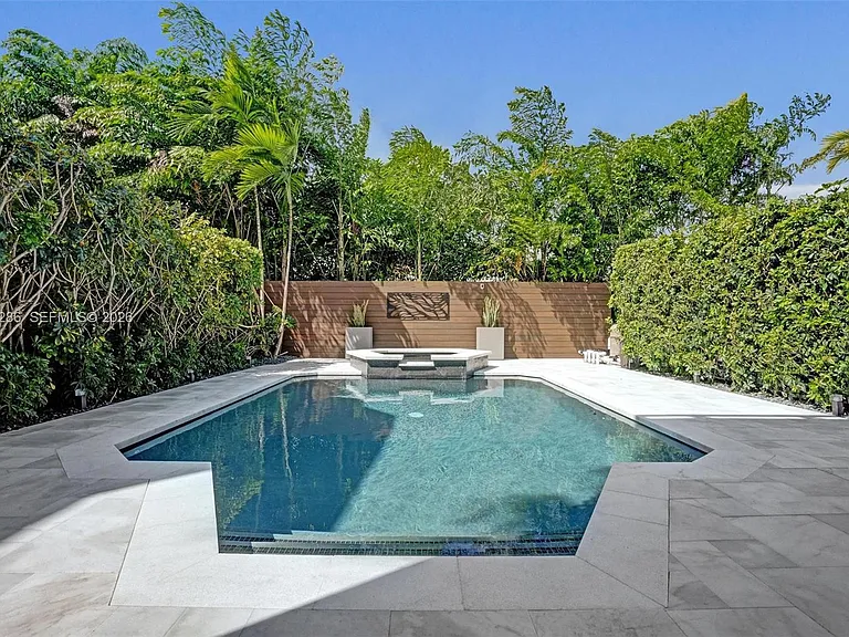 453 SW 5th Ave — Photo 4