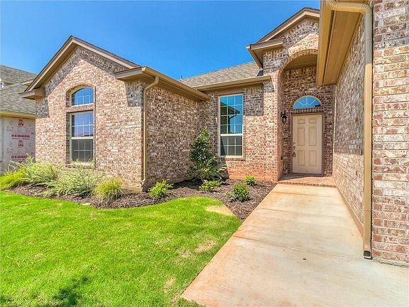 3rd image of 3605 Sadie Dr