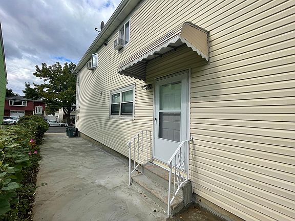 3rd image of 233 Mann Ave Floor 1
