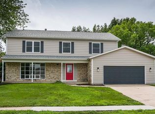 3911 Roxbury Dr NW, Cedar Rapids, IA 52405