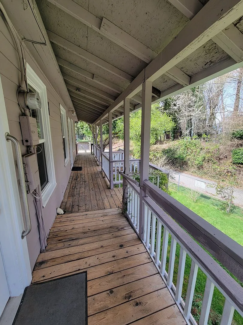 Sweet Two Bedroom Home Minutes from Downtown Port Orchard! — Photo 3