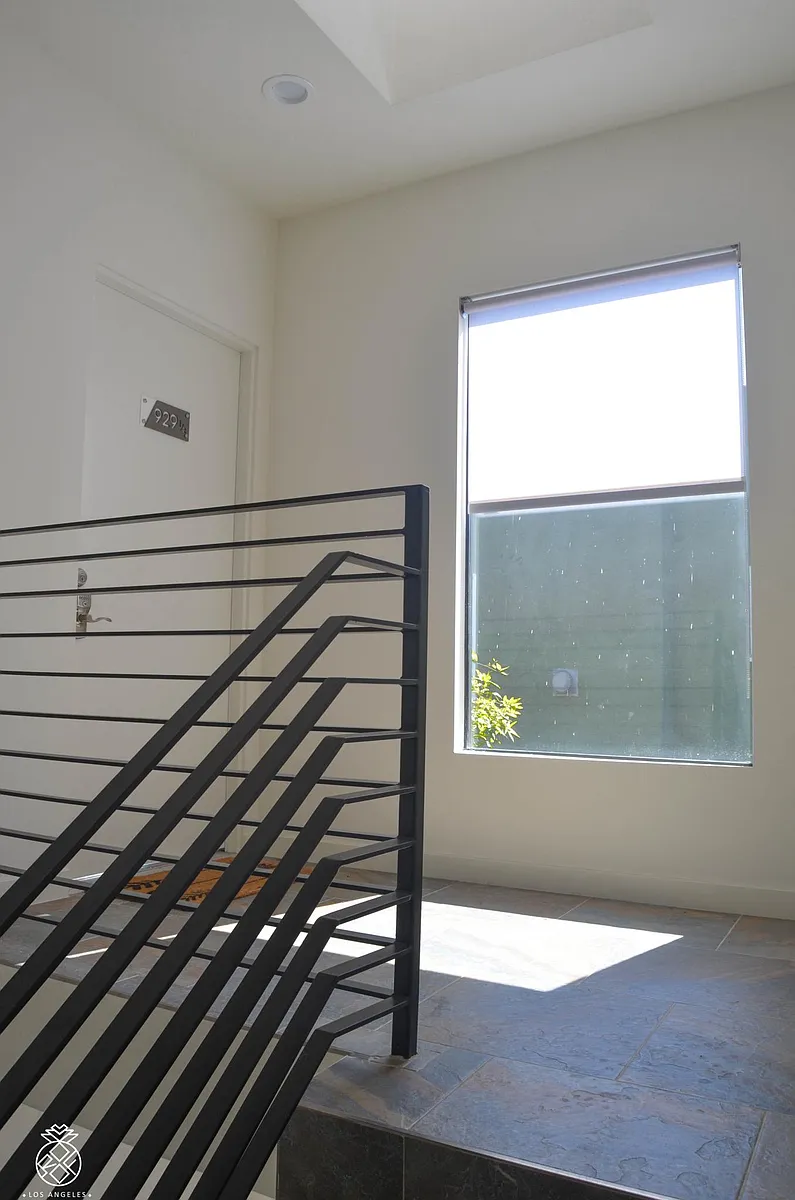 Building Photo - 929 Parkman Ave #1/2