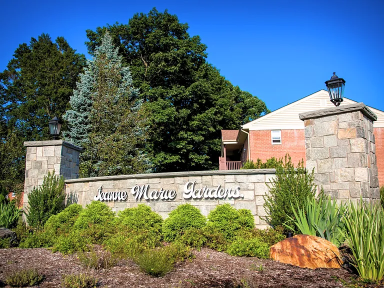 4 Jeanne Marie Gdns — Photo 14