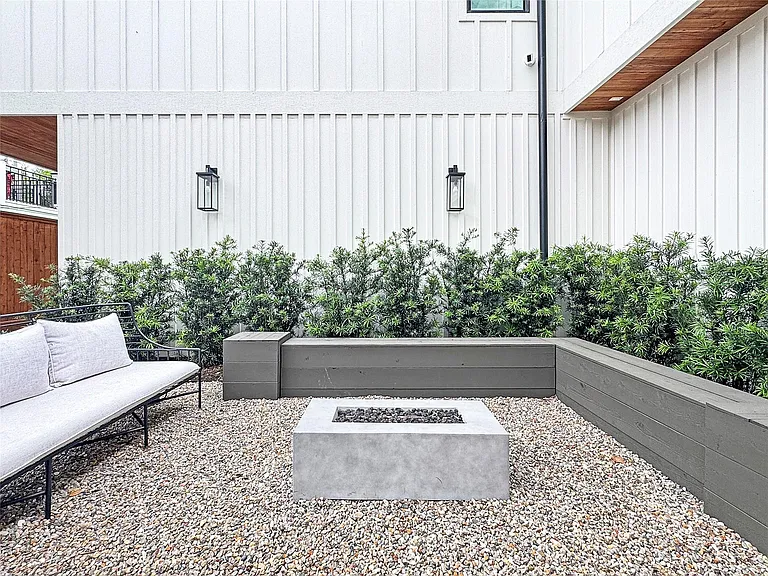 408 Pecore St — Photo 36