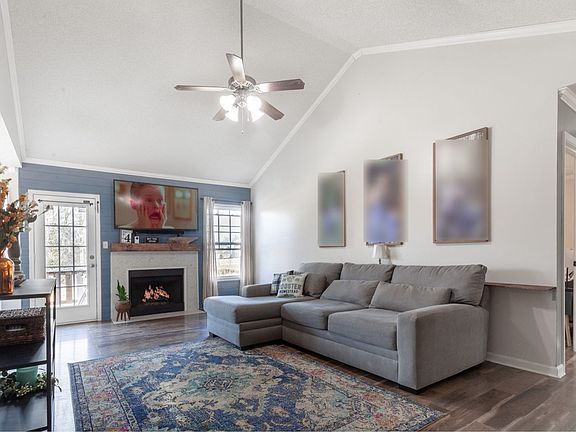 3rd image of 395 Paris Dr