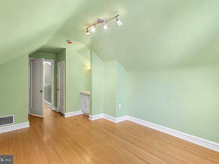 112 Cambridge Ave — Photo 13