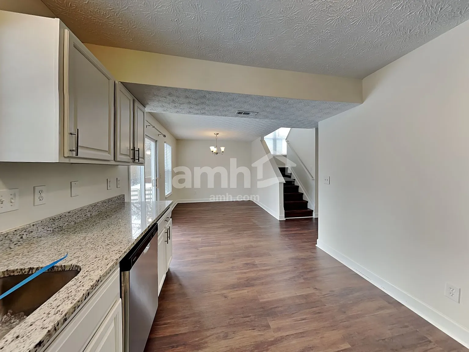 3 bed, 2.5 bath, 1704 sqft, $2,310 — Photo 4