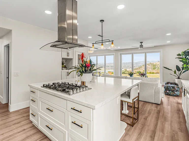 1807 Amalfi Dr — Photo 13