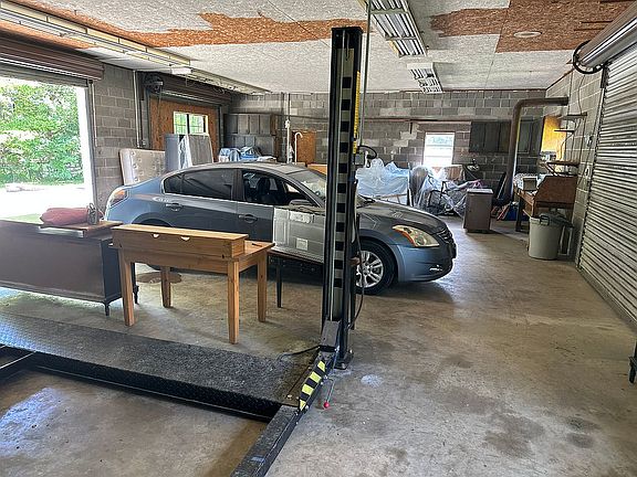 2nd image of 1106 Red Bud Rd