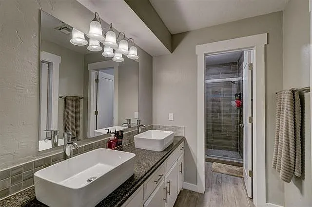 905 NE Dove Ln — Photo 15