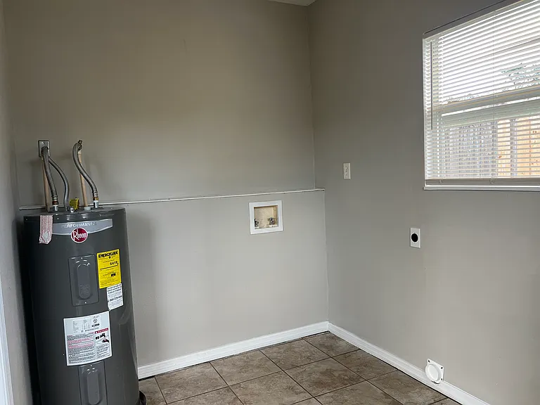 1430 W Rambla St — Photo 9