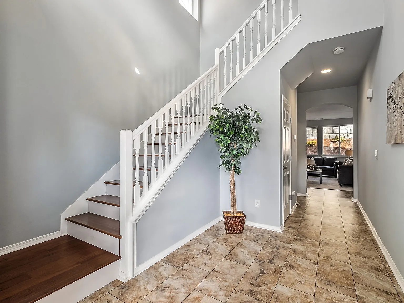 4 bed, 2.5 bath, 2090 sqft, $3,400 — Photo 2