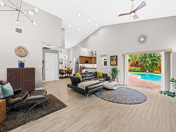 3rd image of 1521 W Oak Knoll Circle