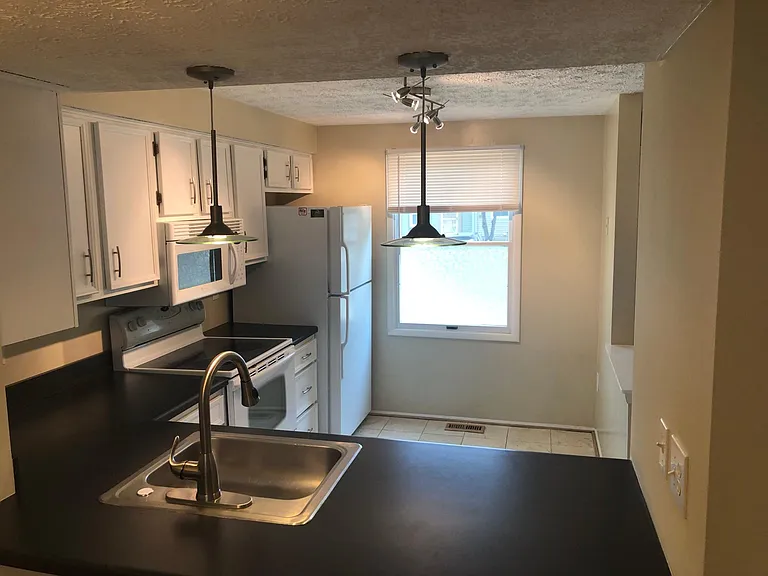 8233 Crestmont Cir — Photo 5