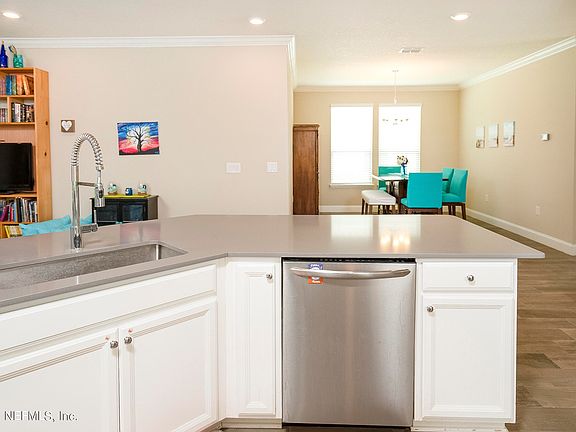 4th image of 115 Saint Vincent Dr