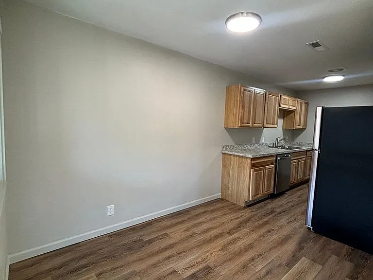1404 Toole Ave — Photo 15
