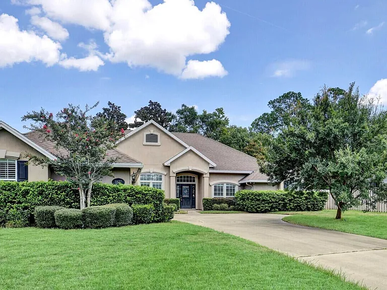 11827 Crusselle Dr — Photo 1