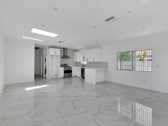 5th image of 634 E Valencia Ave
