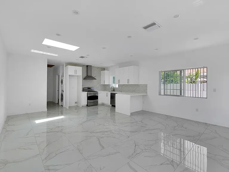 634 E Valencia Ave — Photo 5