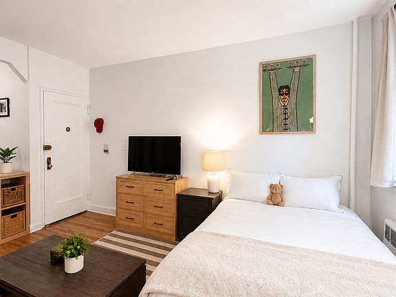 3rd image of 20 Jane St APT 1D